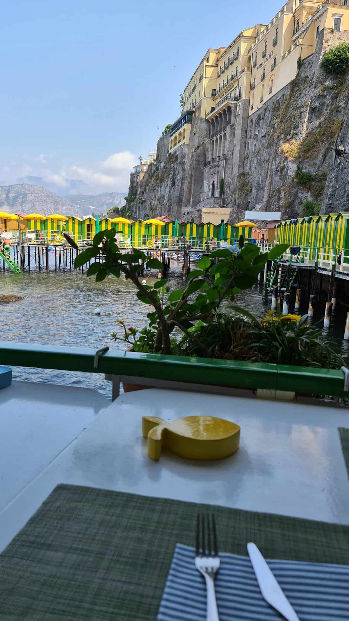 cosa vedere a sorrento spiaggia cabine colorate e pranzo in riva al mare bagni salvatore scaled