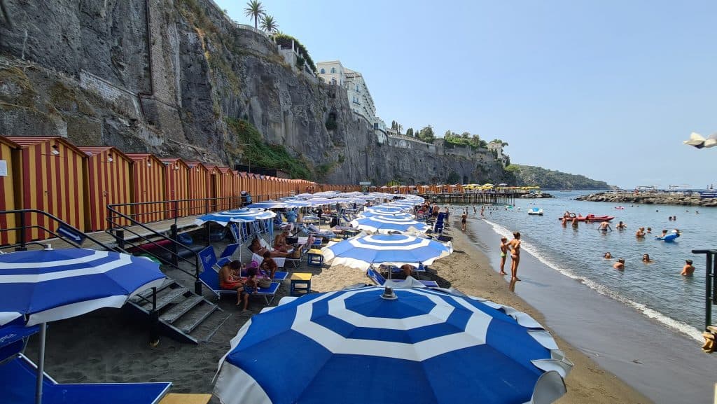 cosa vedere a sorrento spiaggia ombrelloni e lettini 2 scaled