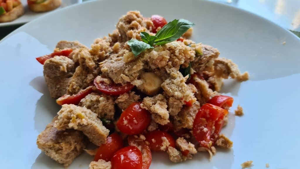 cosa vedere a sorrento spiaggia pranzo in riva al mare bagni salvatore scaled