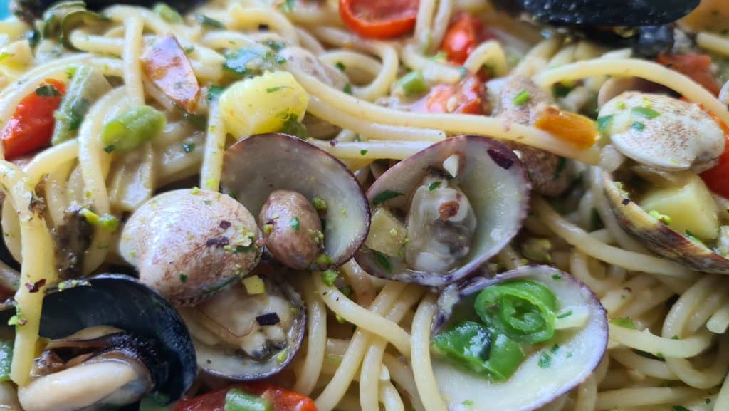 cosa vedere a sorrento spiaggia pranzo in riva al mare bagni salvatore spaghetti 2 scaled