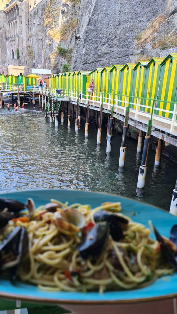 cosa vedere a sorrento spiaggia pranzo in riva al mare bagni salvatore spaghetti 3 scaled