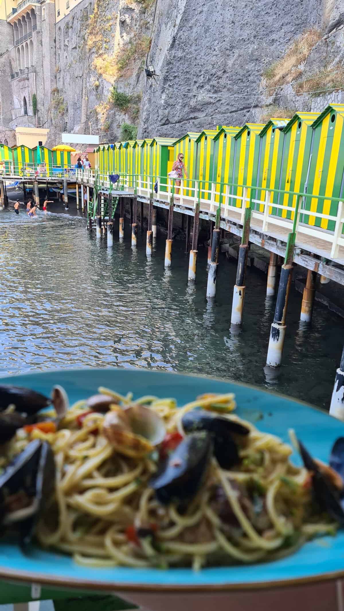 cosa vedere a sorrento spiaggia pranzo in riva al mare bagni salvatore spaghetti 3 scaled