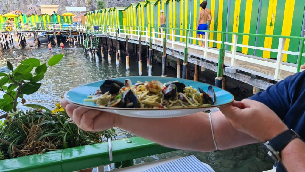 cosa vedere a sorrento spiaggia pranzo in riva al mare bagni salvatore spaghetti 4 scaled