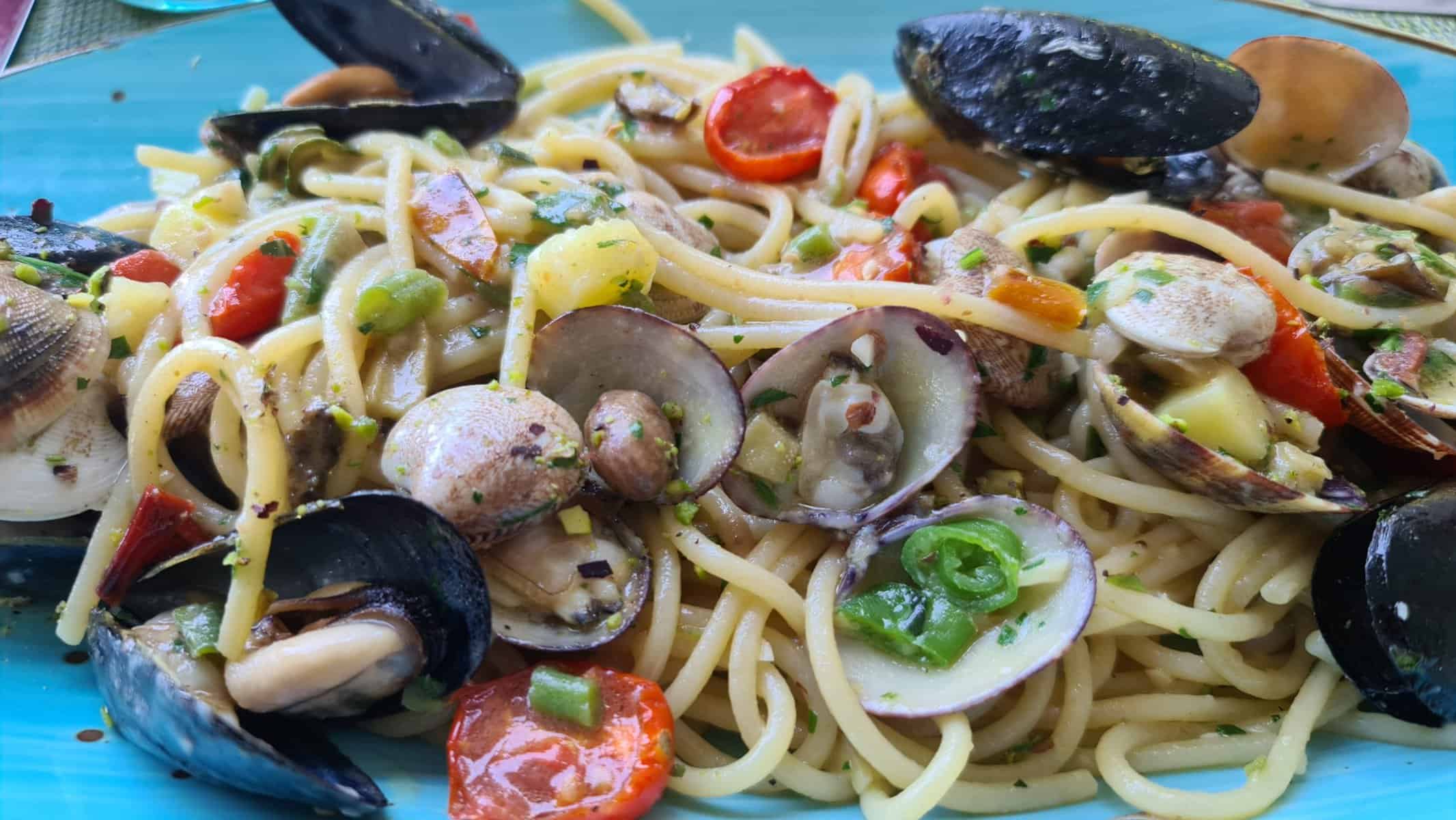 cosa vedere a sorrento spiaggia pranzo in riva al mare bagni salvatore spaghetti scaled