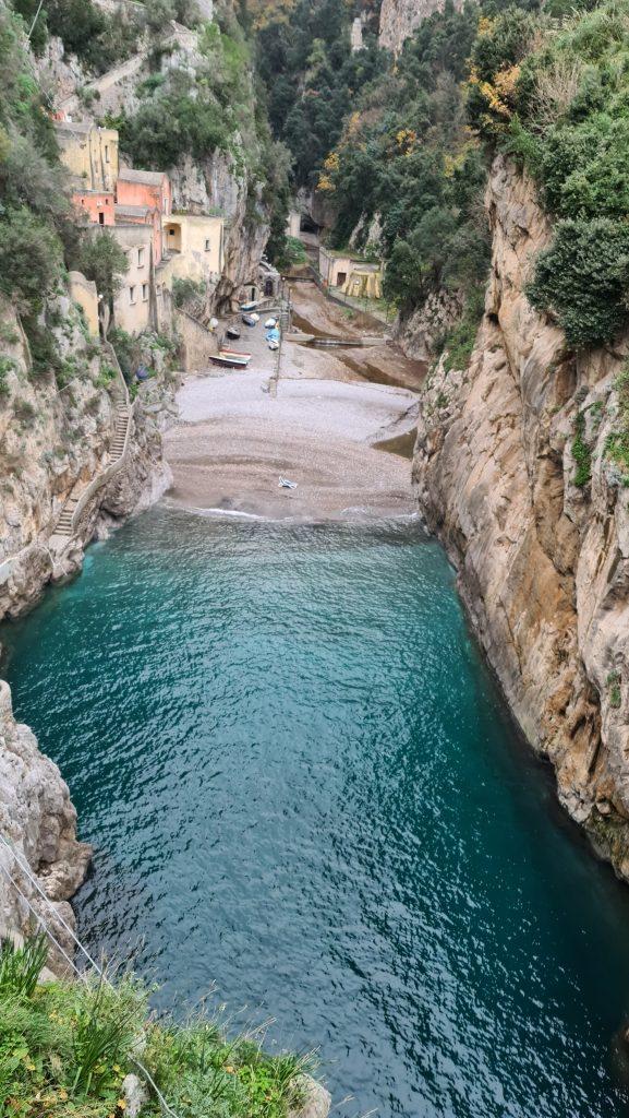 Spiaggia Fiordo di Furore in inverno Costiera Amalfitana tripilare 3