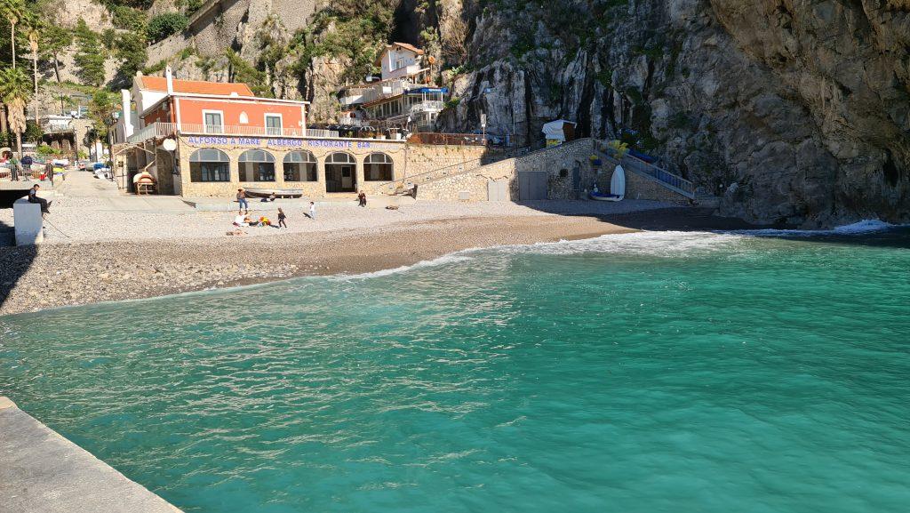 Spiaggia Marina di Praia ristoranti e come arrivare. Spiagge Costiera Amalfitana tripilare 10