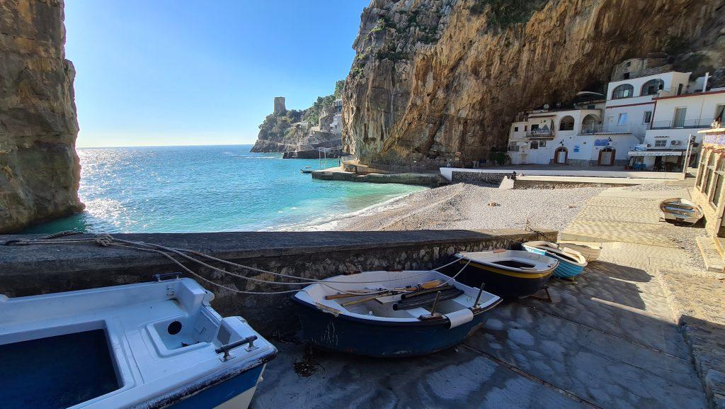 Spiaggia Marina di Praia ristoranti e come arrivare. Spiagge Costiera Amalfitana tripilare 5