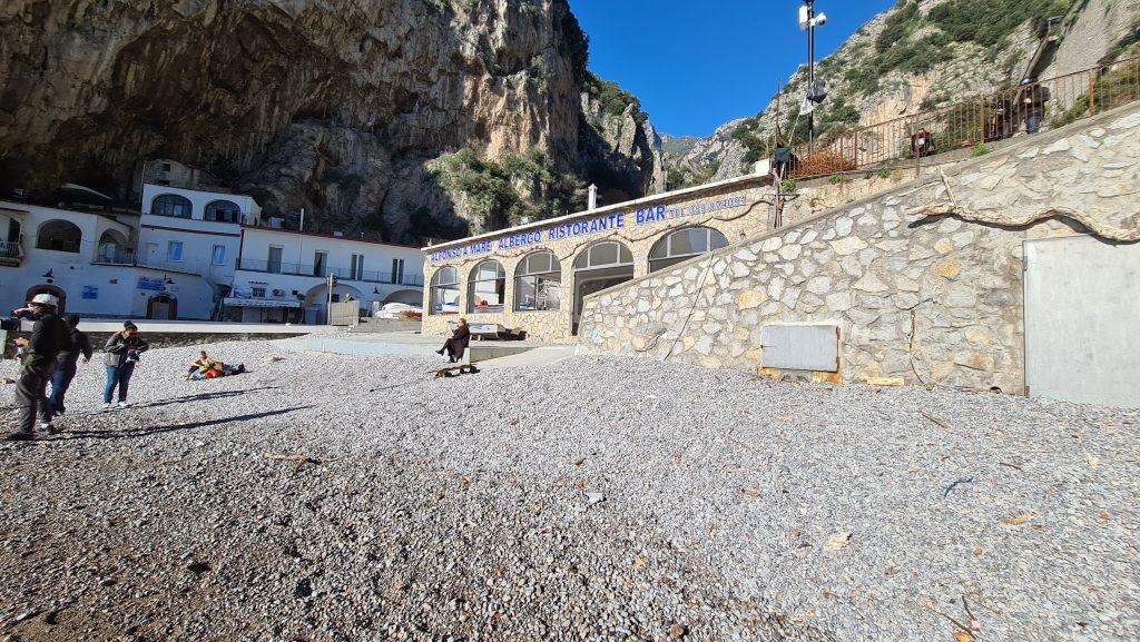 Spiaggia Marina di Praia ristoranti e come arrivare. Spiagge Costiera Amalfitana tripilare 9