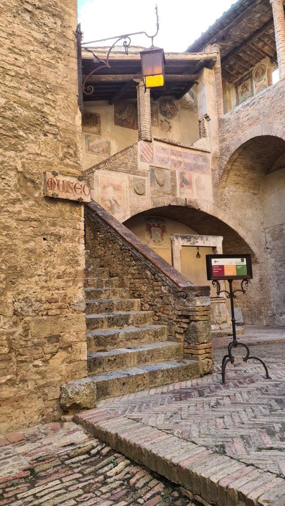 Cosa vedere a San Gimignano torre grossa vista toscana dallalto tripilare 1