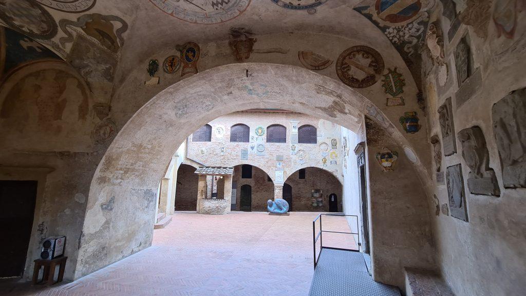 Palazzo Pretorio castello Certaldo cosa vedere Il paese del Boccaccio in Toscana 11