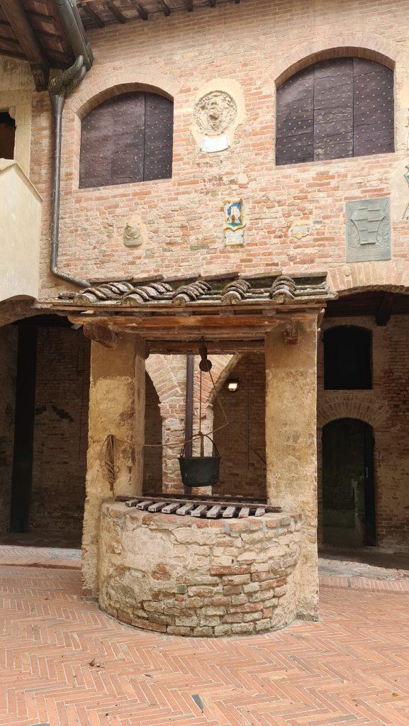 Palazzo Pretorio castello Certaldo cosa vedere Il paese del Boccaccio in Toscana 15