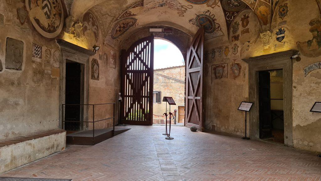 Palazzo Pretorio castello Certaldo cosa vedere Il paese del Boccaccio in Toscana 17