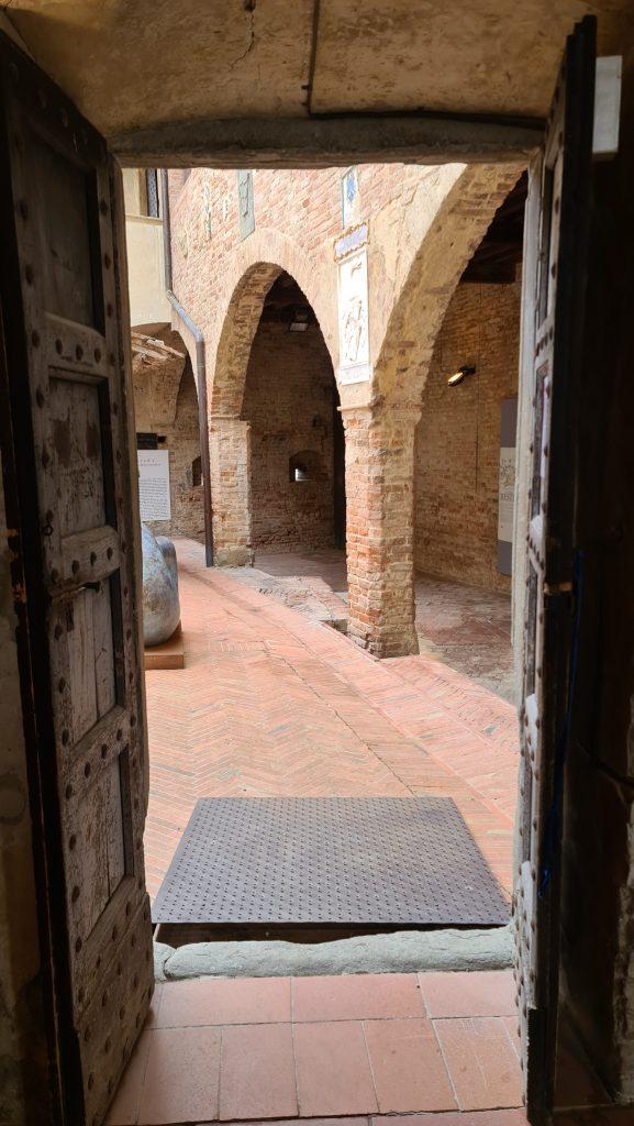 Palazzo Pretorio castello Certaldo cosa vedere Il paese del Boccaccio in Toscana 18