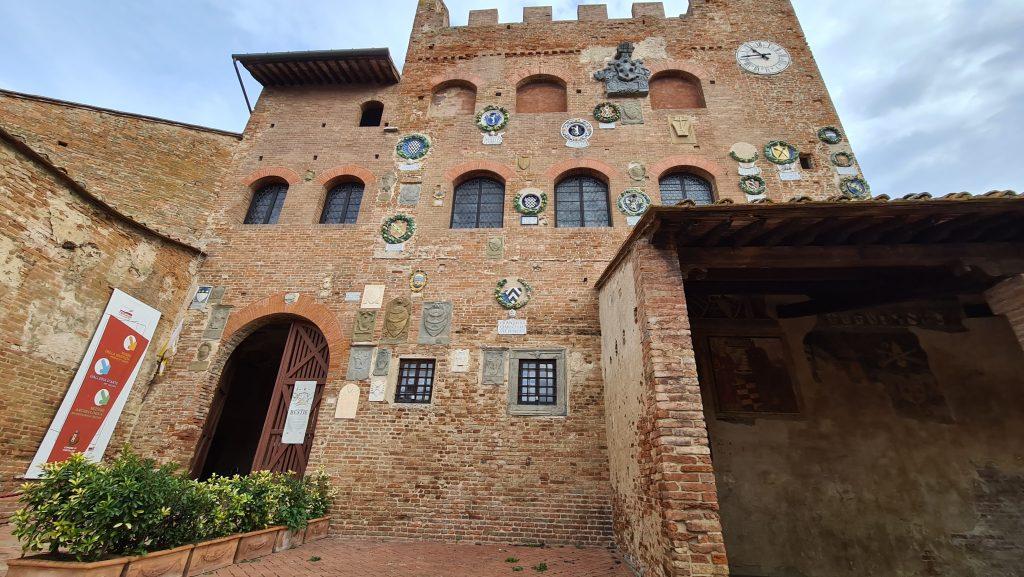 Palazzo Pretorio castello Certaldo cosa vedere Il paese del Boccaccio in Toscana 3