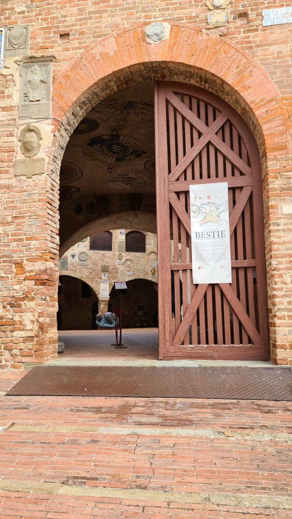 Palazzo Pretorio castello Certaldo cosa vedere Il paese del Boccaccio in Toscana 6