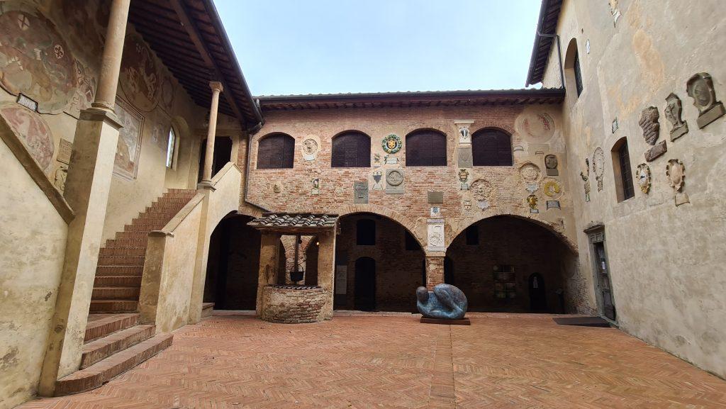 Palazzo Pretorio castello Certaldo cosa vedere Il paese del Boccaccio in Toscana 9