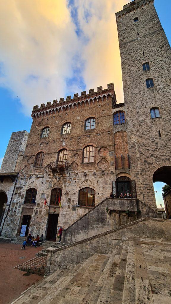 cosa vedere a san gimignano Via Centrale e piazze tripilare 1