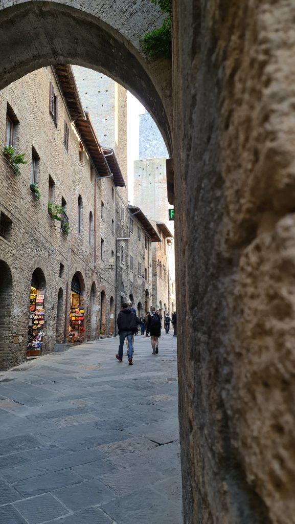 cosa vedere a san gimignano Via Centrale e piazze tripilare 10 1