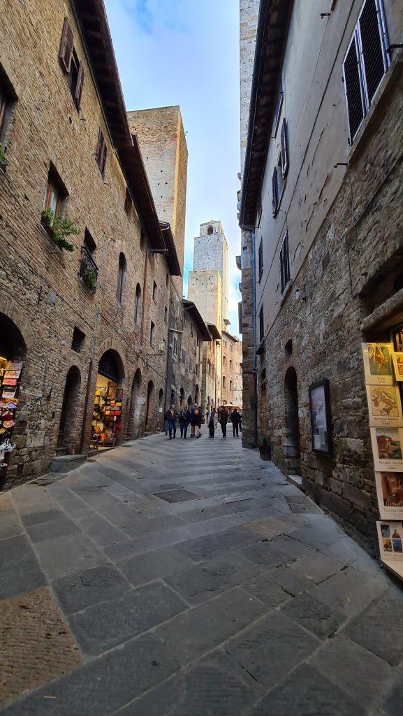 cosa vedere a san gimignano Via Centrale e piazze tripilare 11 1