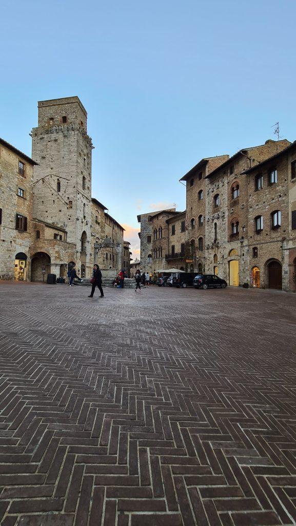 cosa vedere a san gimignano Via Centrale e piazze tripilare 13