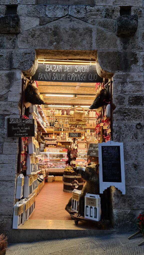 cosa vedere a san gimignano Via Centrale e piazze tripilare 14