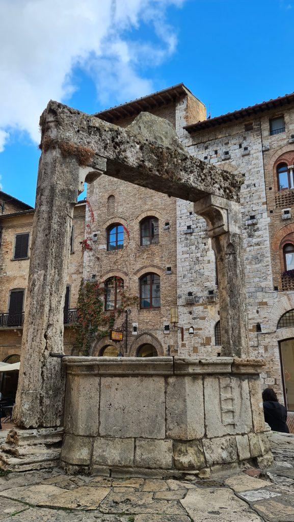 cosa vedere a san gimignano Via Centrale e piazze tripilare 17 1