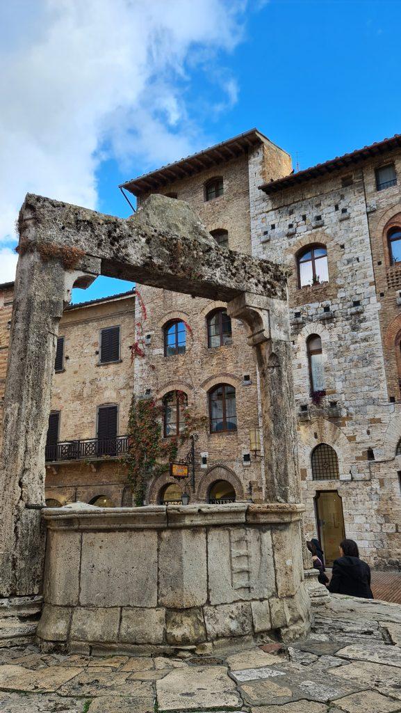 cosa vedere a san gimignano Via Centrale e piazze tripilare 18 1