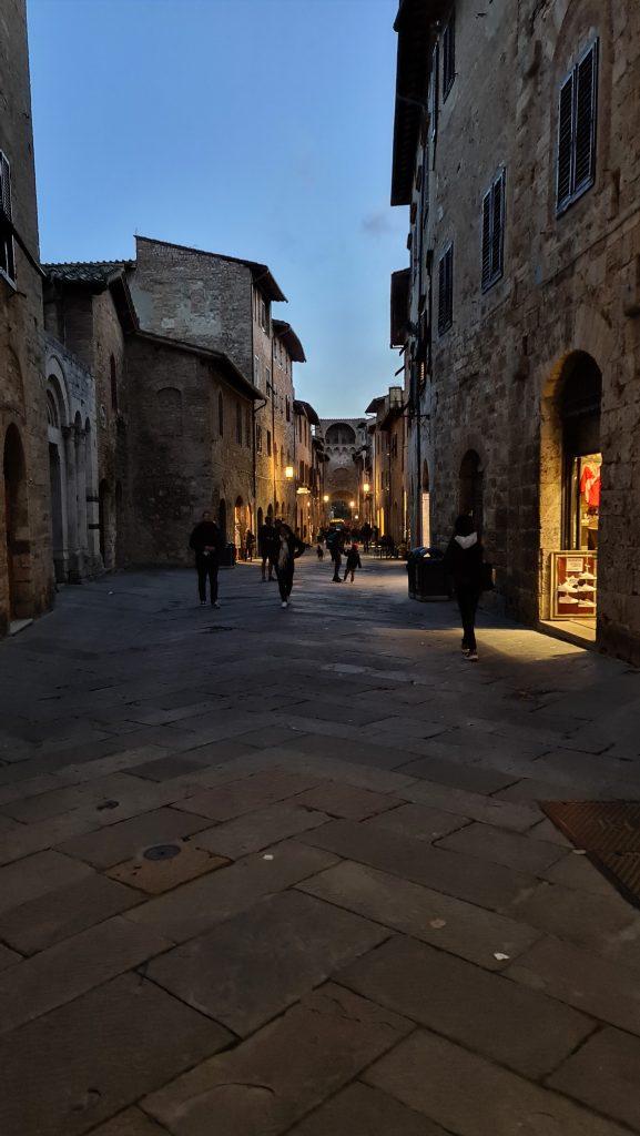 cosa vedere a san gimignano Via Centrale e piazze tripilare 18