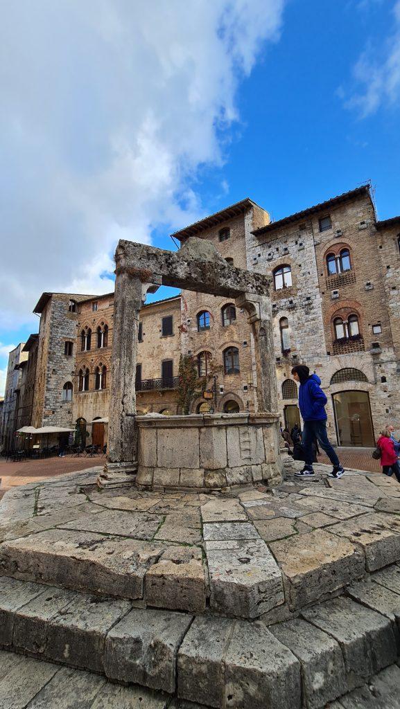 cosa vedere a san gimignano Via Centrale e piazze tripilare 19 1