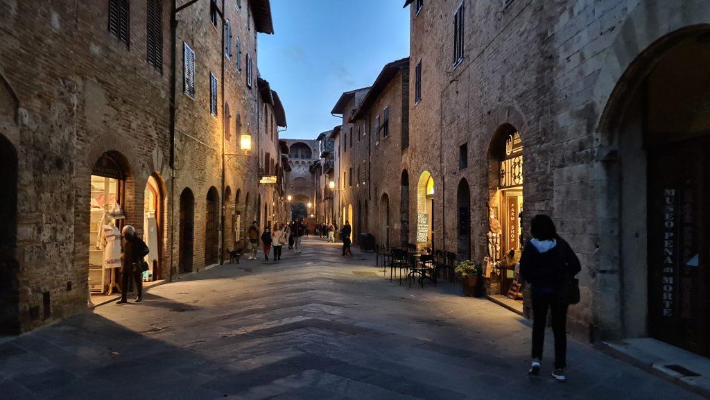 cosa vedere a san gimignano Via Centrale e piazze tripilare 19