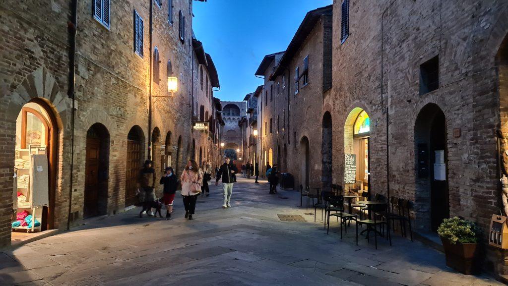 cosa vedere a san gimignano Via Centrale e piazze tripilare 20