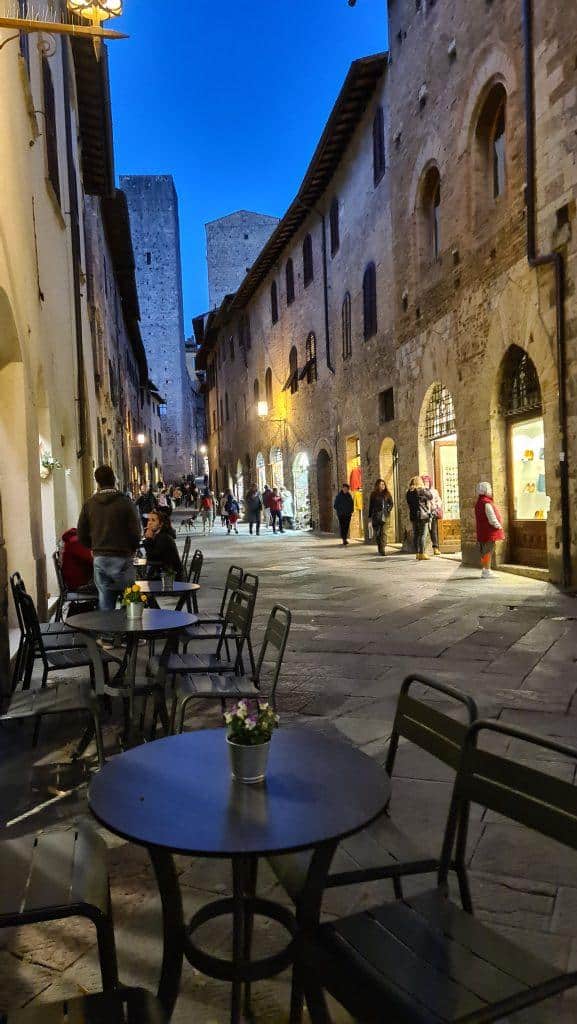 cosa vedere a san gimignano Via Centrale e piazze tripilare 22