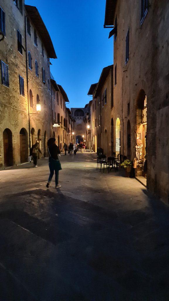 cosa vedere a san gimignano Via Centrale e piazze tripilare 23