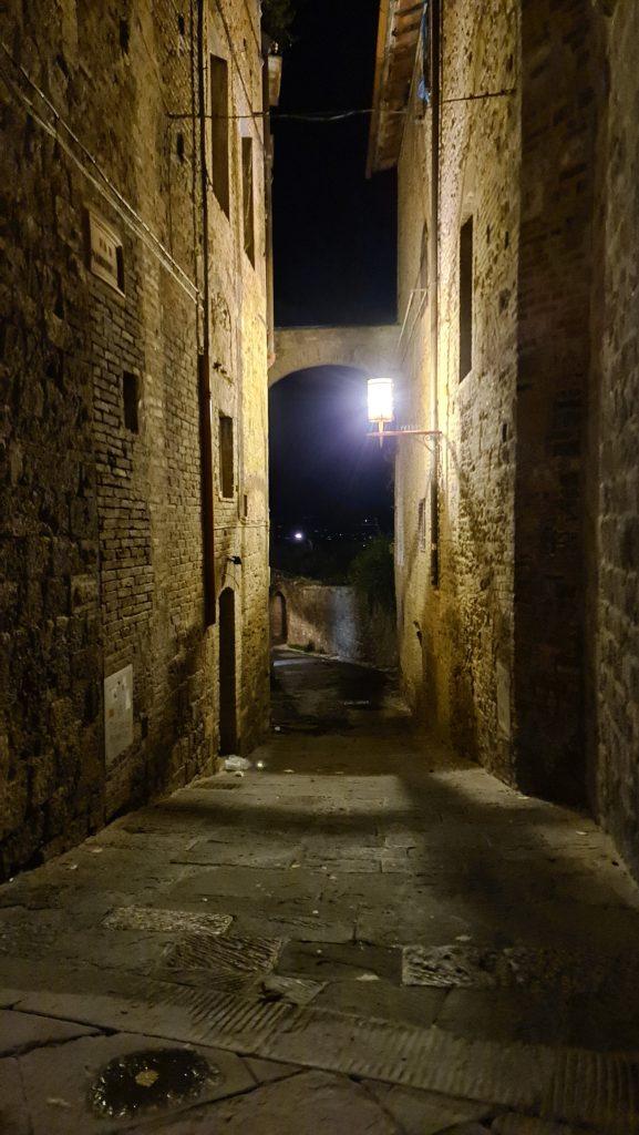 cosa vedere a san gimignano Via Centrale e piazze tripilare 25