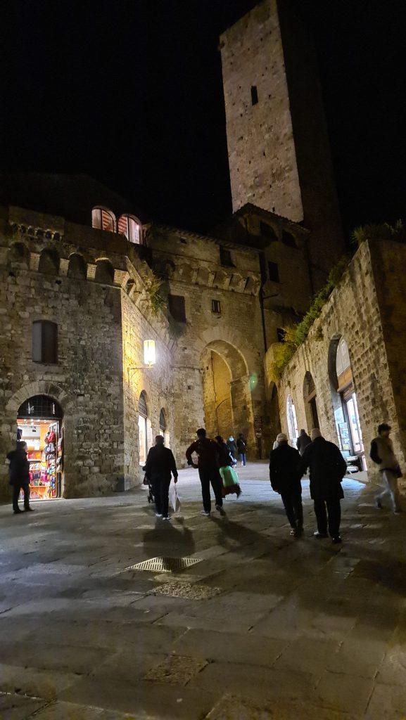 cosa vedere a san gimignano Via Centrale e piazze tripilare 26