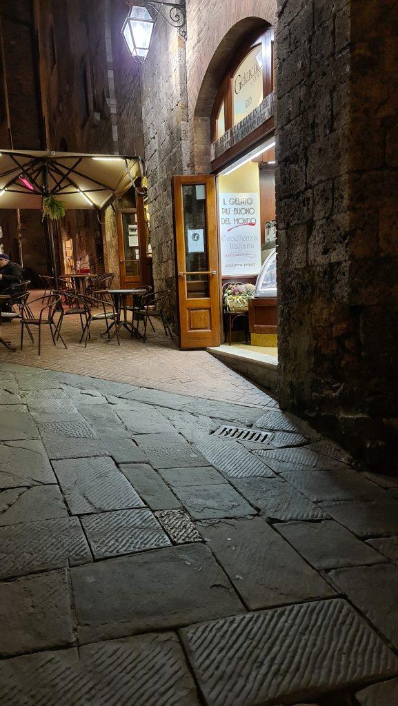 cosa vedere a san gimignano Via Centrale e piazze tripilare 29