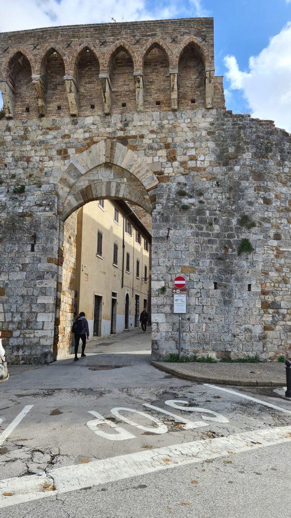 cosa vedere a san gimignano Via Centrale e piazze tripilare 3 1