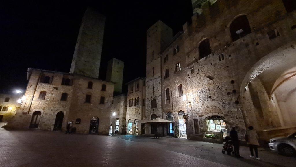 cosa vedere a san gimignano Via Centrale e piazze tripilare 32