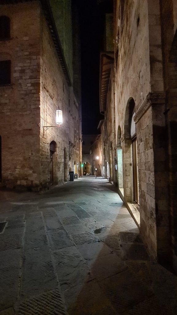 cosa vedere a san gimignano Via Centrale e piazze tripilare 34