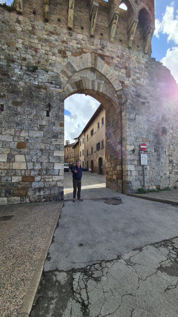 cosa vedere a san gimignano Via Centrale e piazze tripilare 4 1