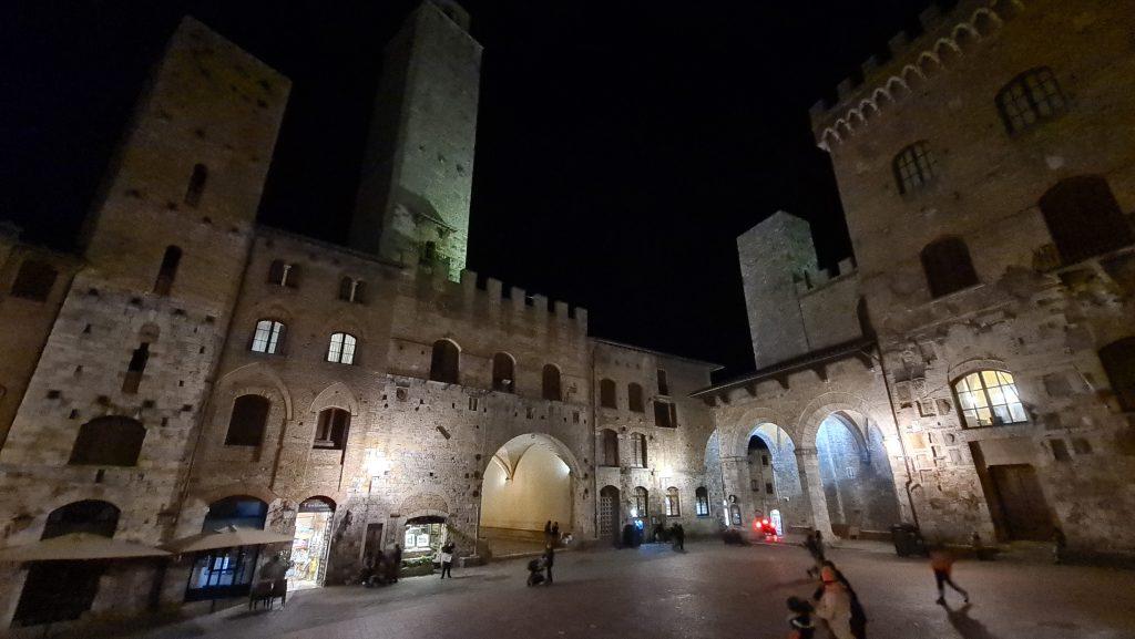 cosa vedere a san gimignano Via Centrale e piazze tripilare 41