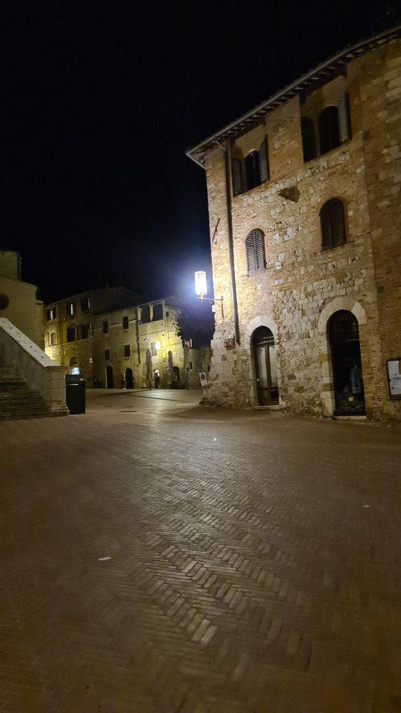 cosa vedere a san gimignano Via Centrale e piazze tripilare 43