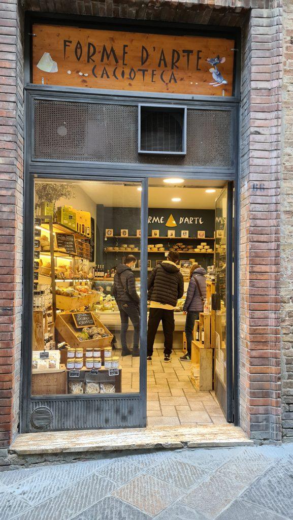 cosa vedere a san gimignano Via Centrale e piazze tripilare 7 1