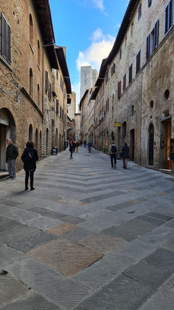 cosa vedere a san gimignano Via Centrale e piazze tripilare 8 1