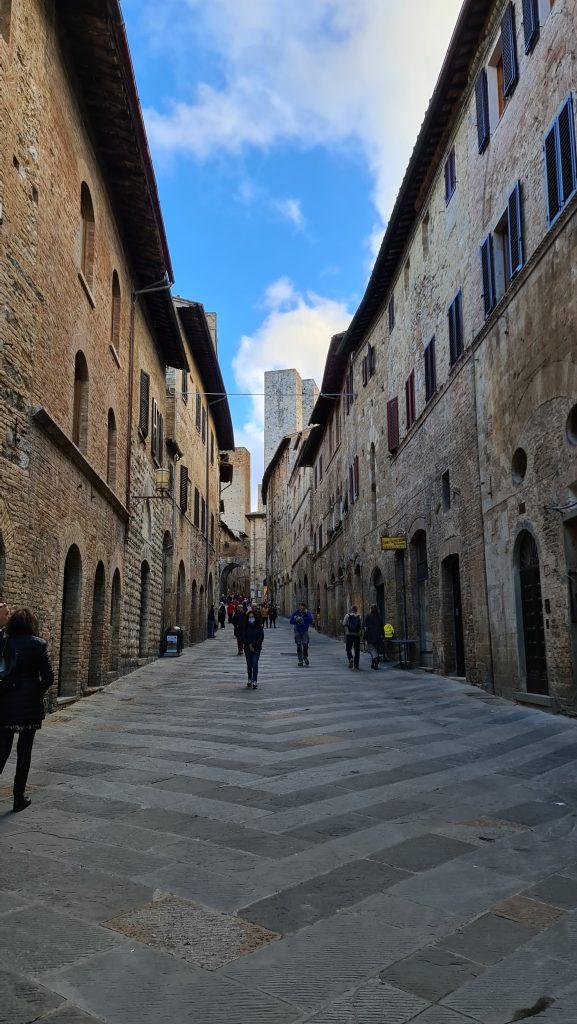 cosa vedere a san gimignano Via Centrale e piazze tripilare 9 1