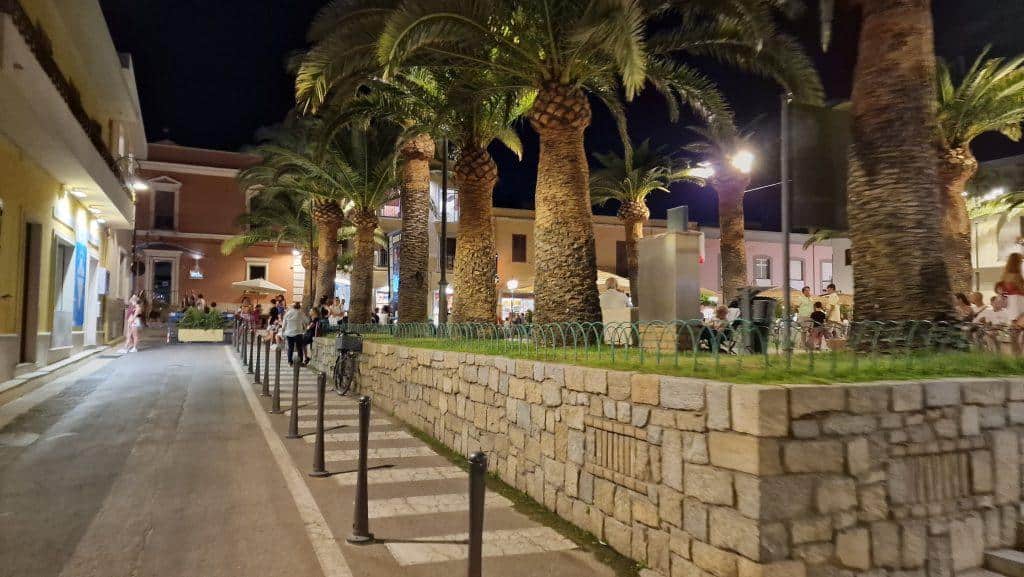 Sardegna Villasimius di sera. Come il centro paese di Villasimius di sera e quali sono le cose da fare qui TRIPILARE 1