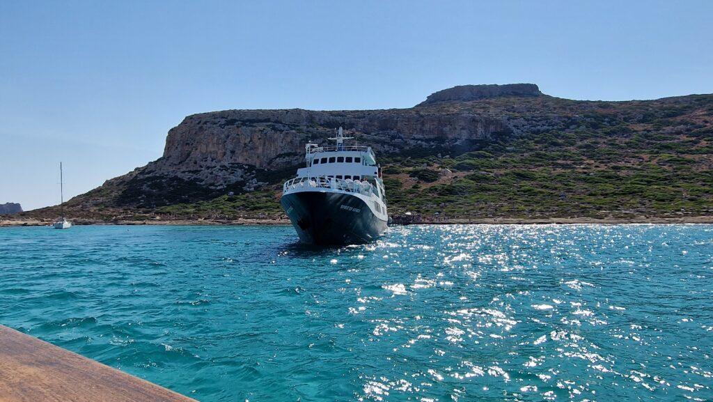 Barca in partenza dalla spiaggia di Balos Creta