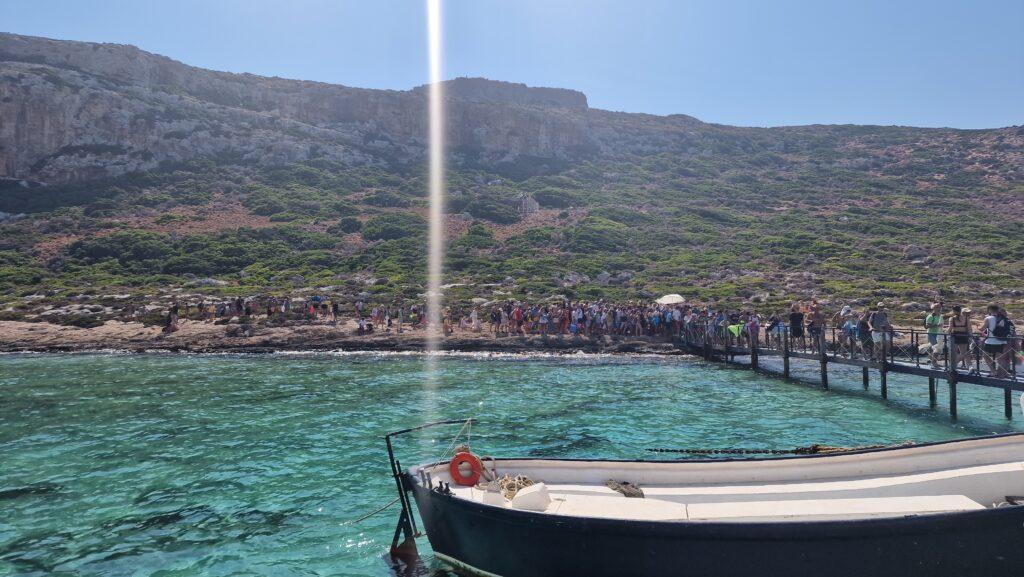 Creta Balos in barca da Kissamos Persone che salgono sulla barca tripilare