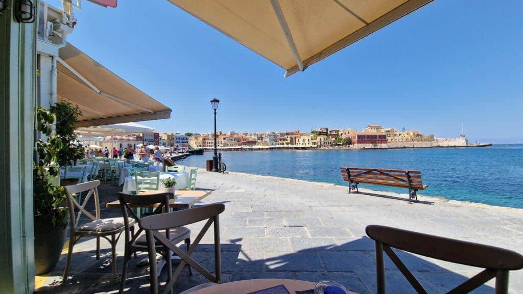 Vista dai ristoranti allantico porto veneziano Chania Creta