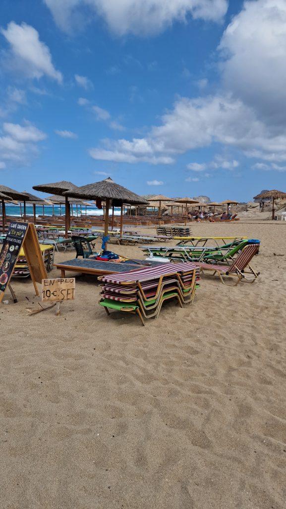 lettini ombrelloni spiaggia di falassarna creta cosa vedere 2